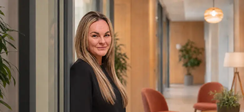 Medewerker van Huisartsenpraktijk Wijnhaven heet u welkom.